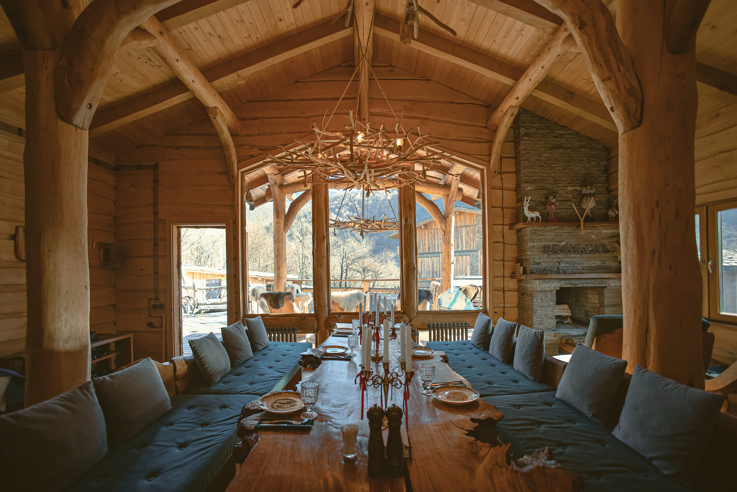 БАНЬСКЪ kitchen — large wooden table